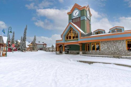 The Great Escape–2 Bdrm w/Private Sauna in Village in Big White, Canada