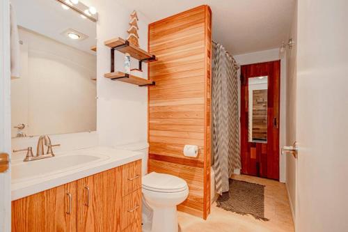 The Great Escape–2 Bdrm w/Private Sauna in Village in Big White, Canada
