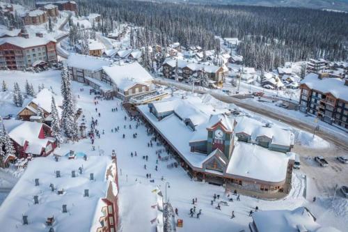 The Great Escape–2 Bdrm w/Private Sauna in Village in Big White, Canada