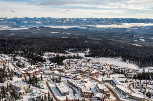 The Great Escape–2 Bdrm w/Private Sauna in Village in Big White, Canada