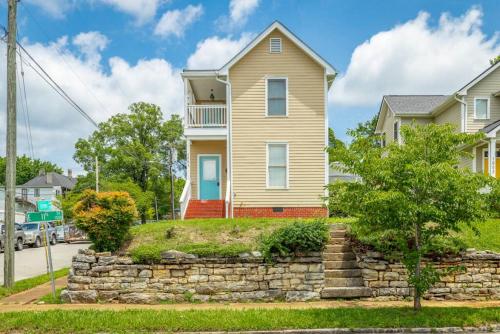 59 Massive home downtown with a firepit in Chattanooga, USA