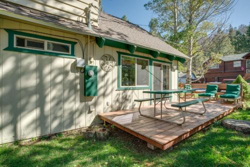 Rustic Lake Tahoe Cabin 2 Blocks to Truckee River