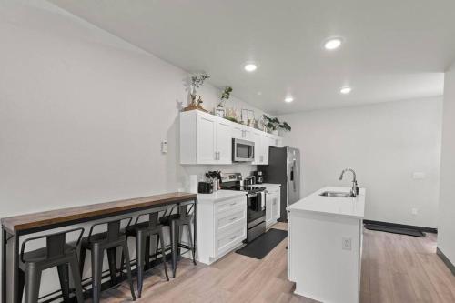 Brand New 2BD 1 5BTH Triplex Unit Near Downtown