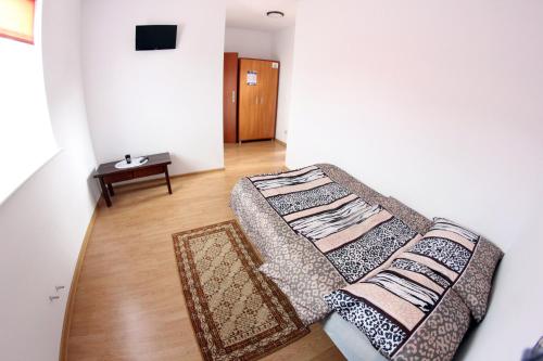 1 double bed, 1 twin bed