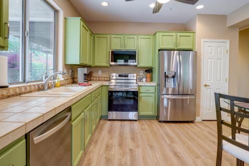 Patio and Golf Course Views at Home in Anthem! in แอนเทม