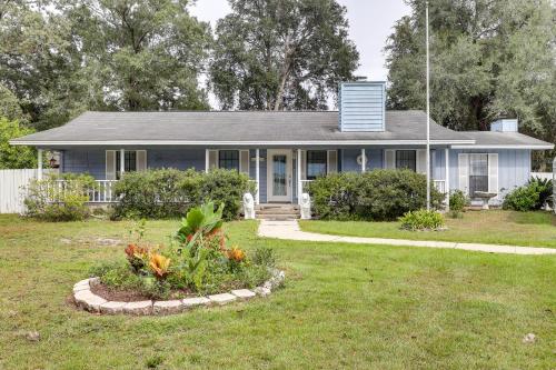 Charming Kingsland Getaway with Screened Porch!