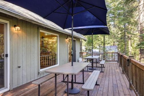 Cold Springs Mountain Cabin: Hot Tub & Generator in Pinecrest (CA)