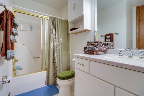 Pet-Friendly Shirley Pool House with Smart TV!