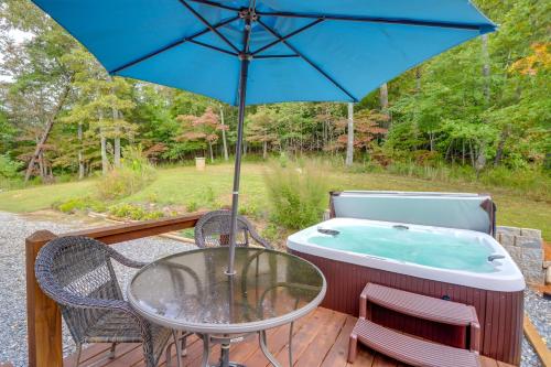 The Sunrise Cottage with Hot Tub, 3 Mi to Downtown in Blue Ridge, USA
