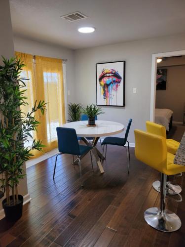 2 Stylish 3BR Galleria-Downtown Free Parking in Houston, USA