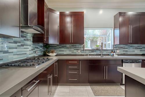Regal 4 bed with hot tub close to Universal sleeps 15, Los Angeles (fotografie 10)