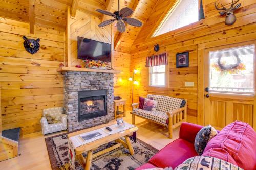 Pigeon Forge Vacation Rental with Private Hot Tub!