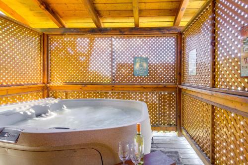 Pigeon Forge Vacation Rental with Private Hot Tub! in Pigeon Forge, USA