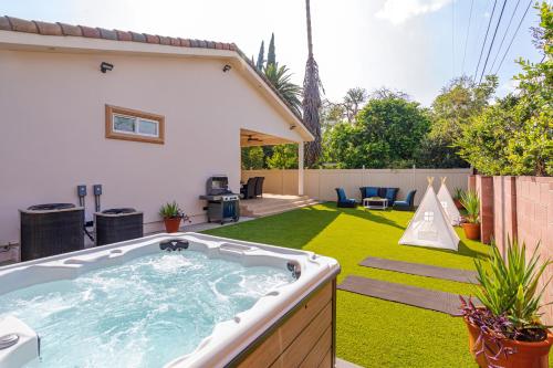 Regal 4 bed with hot tub close to Universal sleeps 15, Los Angeles