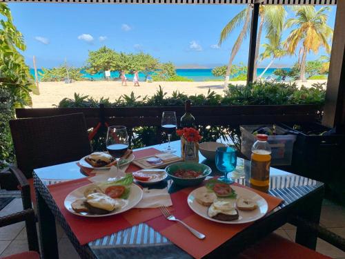 Sapphire del Mar B-106 Ocean Front Beach Level in 雷德胡克