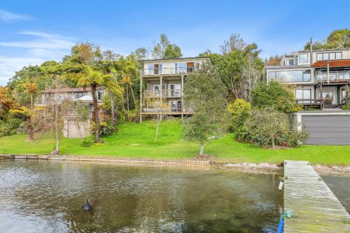 The Lakes Edge - Lake Rotoiti Holiday Home - Rotorua