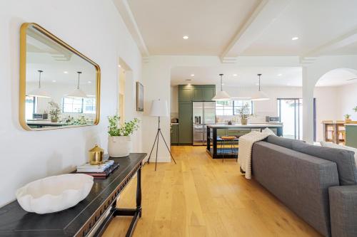 Designer 2 bed near Universal sleeps 8 hot tub, Los Angeles (zdjęcie 8)