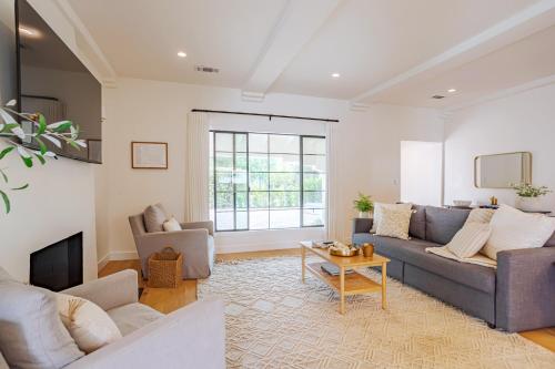 Designer 2 bed near Universal sleeps 8 hot tub, Los Angeles (zdjęcie 9)