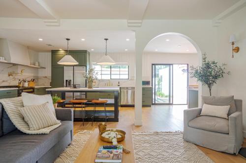 Designer 2 bed near Universal sleeps 8 hot tub, Los Angeles (zdjęcie 7)