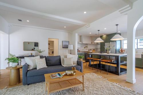 Designer 2 bed near Universal sleeps 8 hot tub in Los Angeles, USA