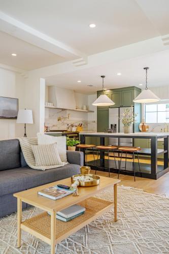 Designer 2 bed near Universal sleeps 8 hot tub in Los Angeles, USA