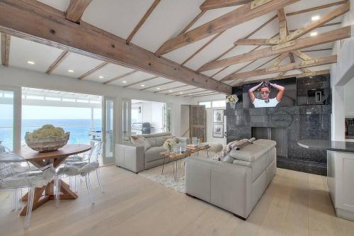Malibu Beach! 5 Nights 8k! Renovated, Central Loc in Malibu, USA