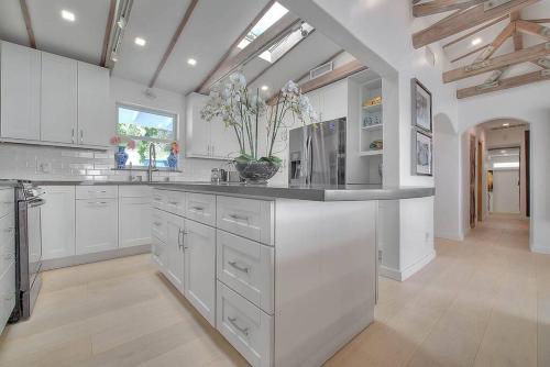 Malibu Beach! 5 Nights 8k! Renovated, Central Loc in Malibu, USA