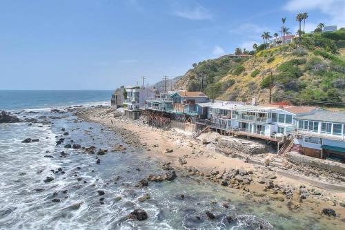 Malibu Beach! 5 Nights 8k! Renovated, Central Loc in Malibu, USA