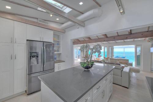 Malibu Beach! 5 Nights 8k! Renovated, Central Loc in Malibu, USA