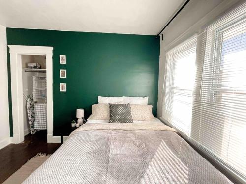 West Cleveland Up Unit We Allow Pets in Cleveland, USA