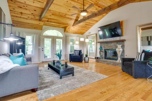 . Remodeled Family Home about 2 Mi to Lake Lanier!