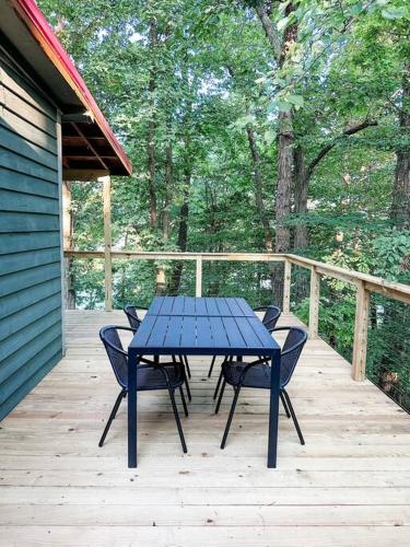 Serene Lakeside Forest Cabin in Nashville, USA