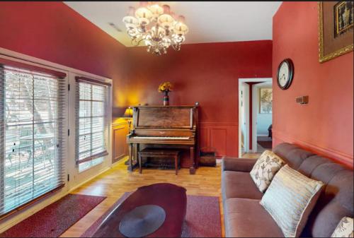 The Grand Suite - Tradewinds in Eureka Springs, USA