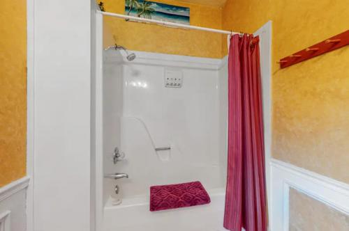 The Grand Suite - Tradewinds in Eureka Springs, USA