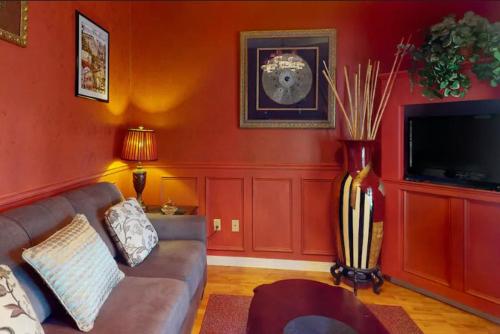 The Grand Suite - Tradewinds in Eureka Springs, USA