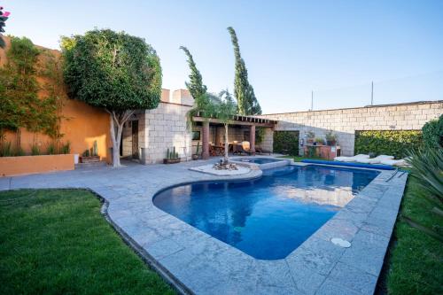 Angelic Centro 2BR, Pool & Jacuzzi, Gated Village