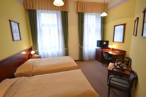 2 twin beds