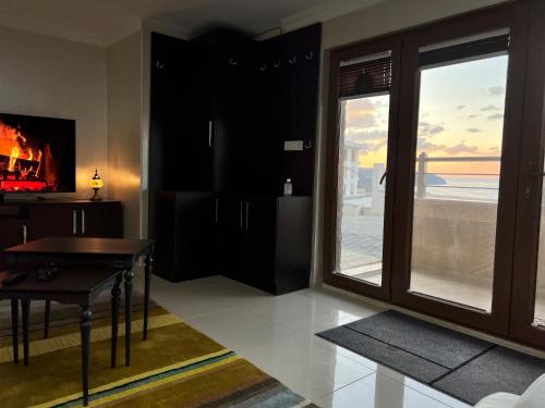 NEW Seaview Bachelor Apartment Privacy + Closets
