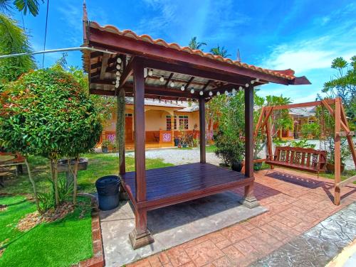 Garden, Chalet Yunie Marang by RVH in Marang