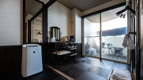 room detail thumbnail 2