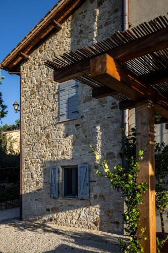 Hilltop villa with infinity pool and Todi views