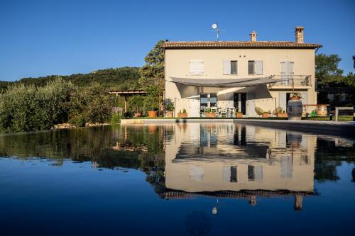 Hilltop villa with infinity pool and Todi views