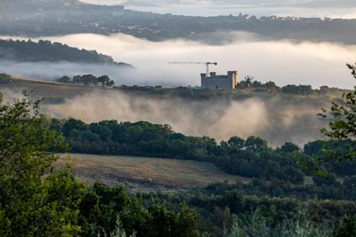 Hilltop villa with infinity pool and Todi views