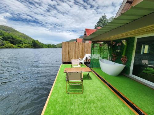 발코니/테라스, 레이크 힐 칸차나부리 리조트 (Lake Hill Kanchanaburi Resort) in 시 사왓