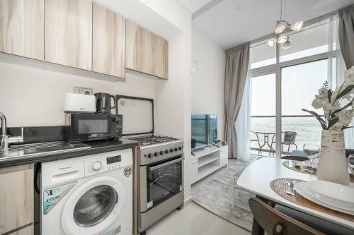 StoneTree - Cozy 1BR with spacious balcony in Golf Vita A, Dubai (foto 7)