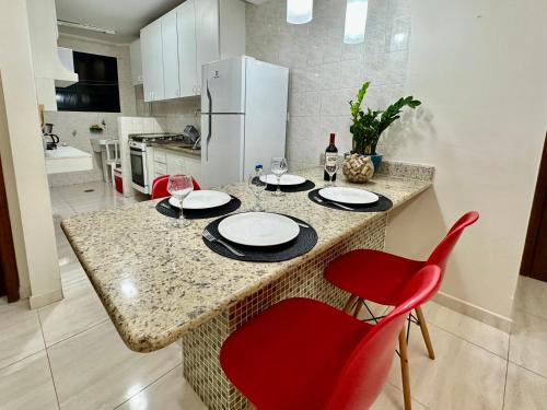Kitchen, Guaruja Praia do Tombo! Ar, Piscina, Vaga, WIFI, TV Smart, perto da praia! near Grupta Do Acai