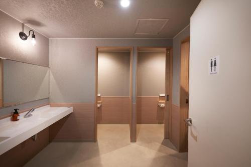 Compact Single Room with Shared Bathroom and Toilet image 5