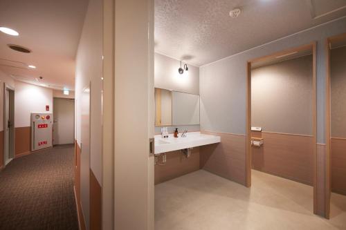 Compact Single Room with Shared Bathroom and Toilet image 6