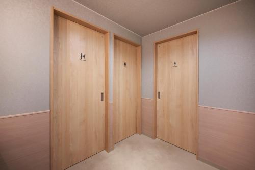 Compact Single Room with Shared Bathroom and Toilet image 7