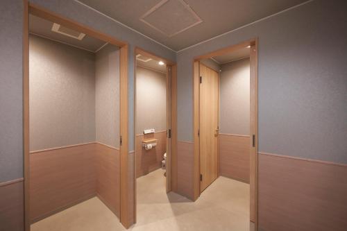 Compact Single Room with Shared Bathroom and Toilet image 8